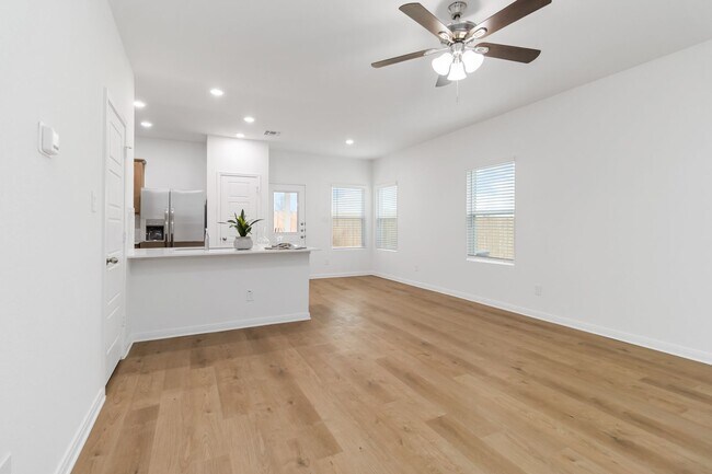 Foto del edificio - 6 Weeks Free! Brand-New 2-Story Townhome with Private Yard & 2-Car Garage