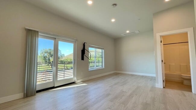 Building Photo - Newer Construction Studio Apartment with G...