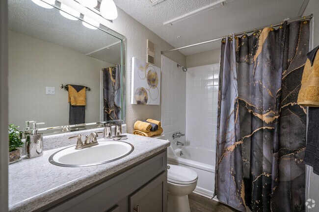 2BR, 2BA - 917SF - Woodlake Meadows