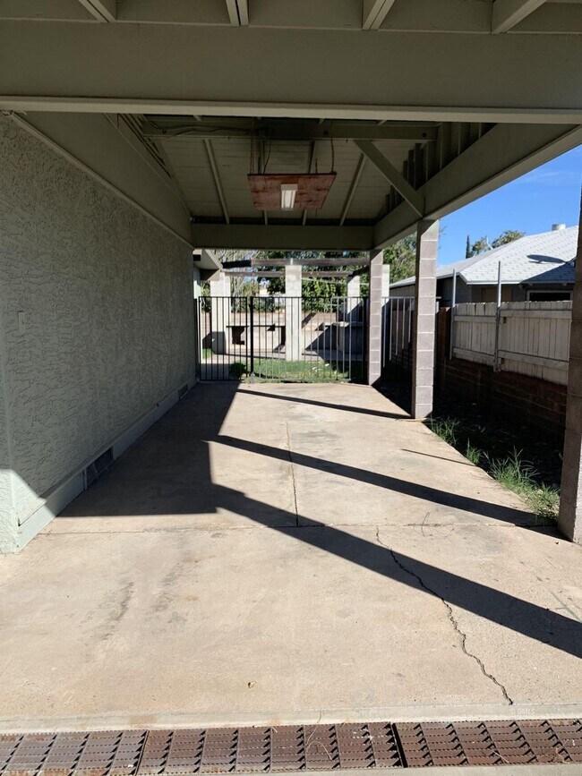 Foto del edificio - 1481 N Cherry Ave