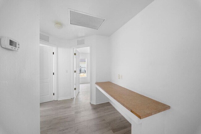 Foto del edificio - Spacious 3 bedroom 2 bathroom home in Lehigh Acres - New flooring!