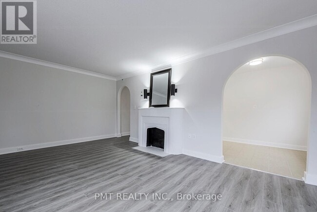 Photo du bâtiment - 8 Wellington St W