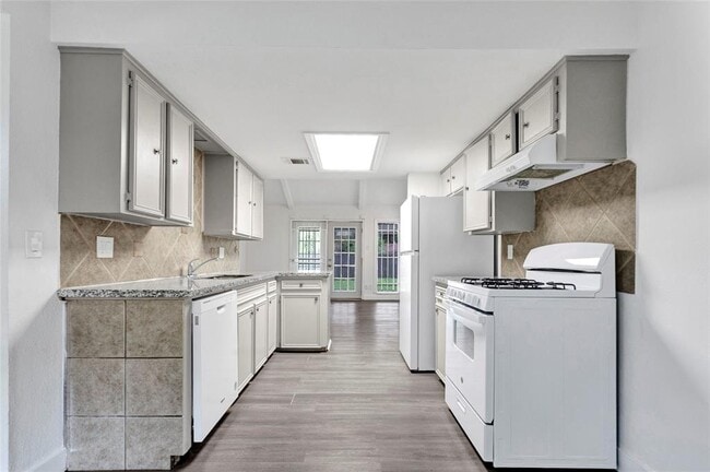 Building Photo - 7027 Log Hollow Dr