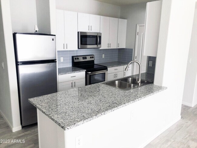 Foto del edificio - 5302 E Van Buren St