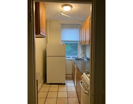 Building Photo - 352 Riverway