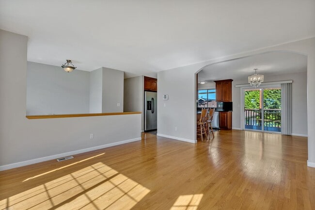 Building Photo - Spacious 4 Bedroom Des Moines Home