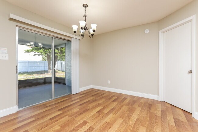 Foto del edificio - 1068 Windsong Cir