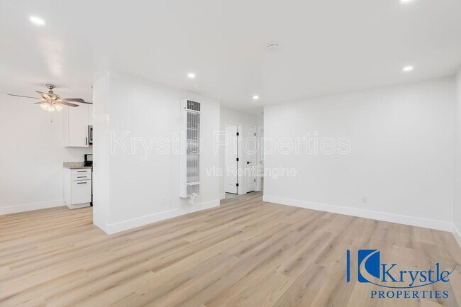 Foto del edificio - 455 E L St