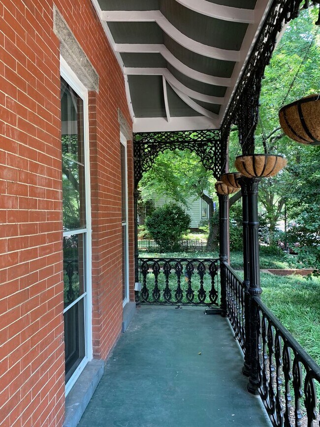 Foto del edificio - Beautifully renovated home in the Heart of...