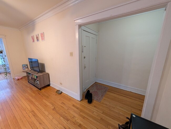 Building Photo - Spacious Albany Park 1-bed/1-bath with Sunroom and Dining Room