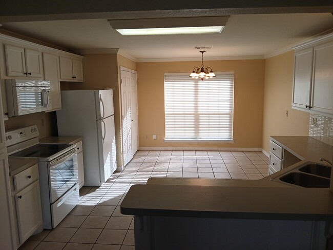 Foto del edificio - 6126 Groves St