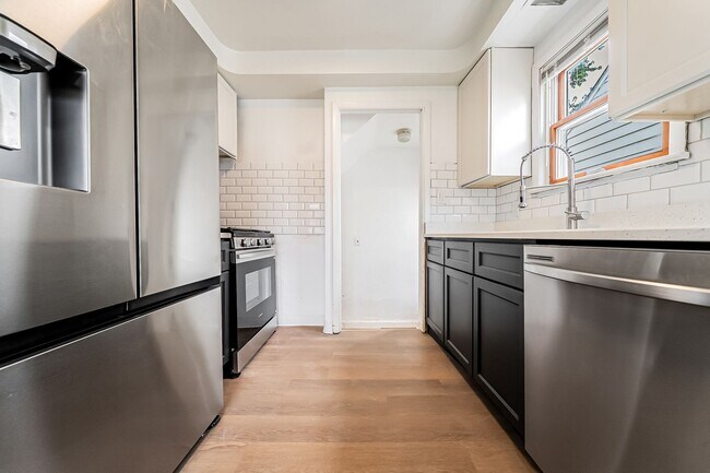 Foto del edificio - Beautiful 3 beds, 1.5 bathroom home with b...
