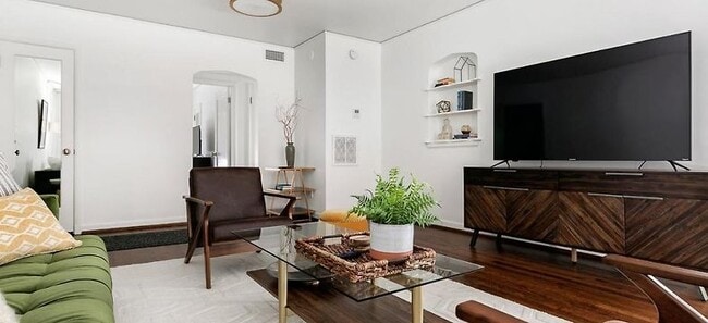 Building Photo - Luxury Living near the Heart of Downtown B...
