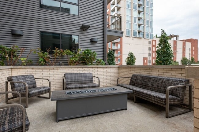 Building Photo - Sleek 2 bedroom 2 bath condo in the gulch