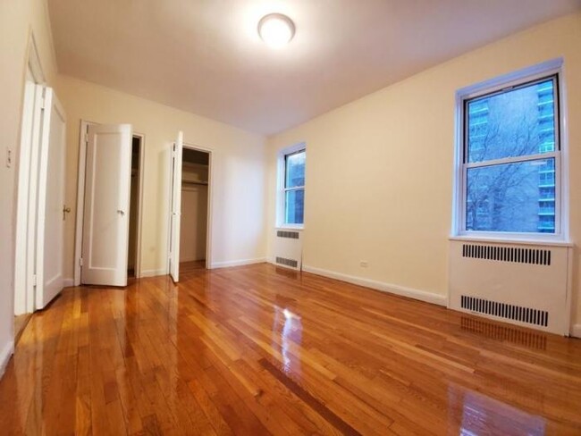 Building Photo - 1 bedroom in BRONX NY 10463