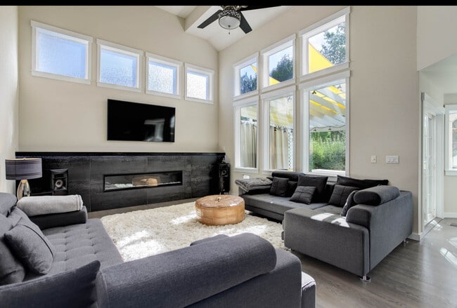 Specious living room - 2305 Eagles Nest Dr