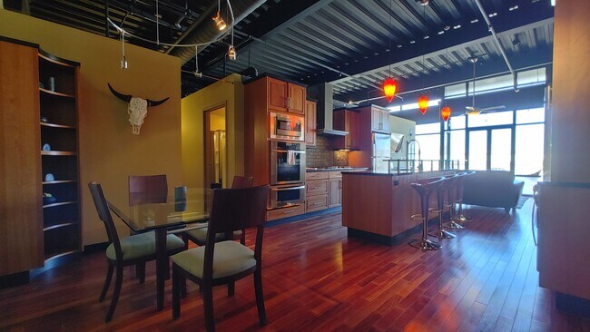 Building Photo - Plush 2 Bedroom 2 Bathroom Condo at Gold L...