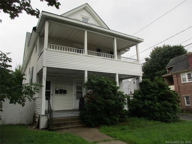 Building Photo - 746 Main St