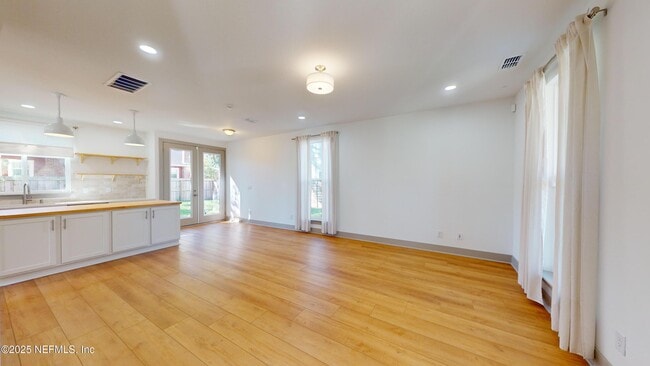 Building Photo - 966 Ingleside Ave