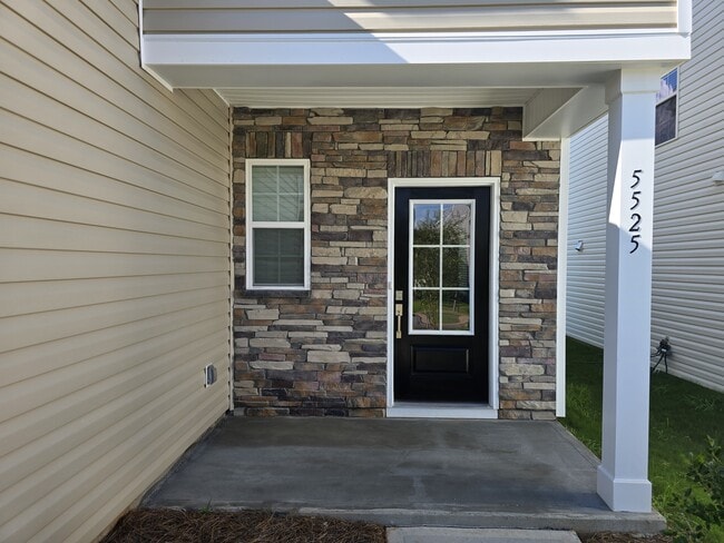 Photo - 5525 Hydrangea St (Winston-Salem, NC) House