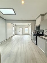 Building Photo - 941-941 Bayonne St