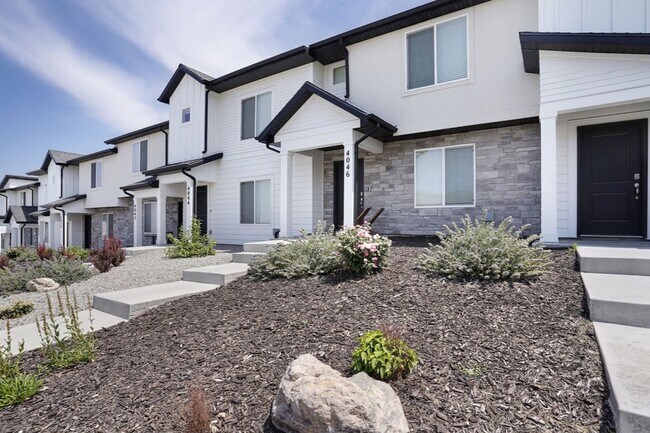 EXTERIOR | CASAS ADOSADAS DE LITTLE VALLEY - Little Valley Townhomes