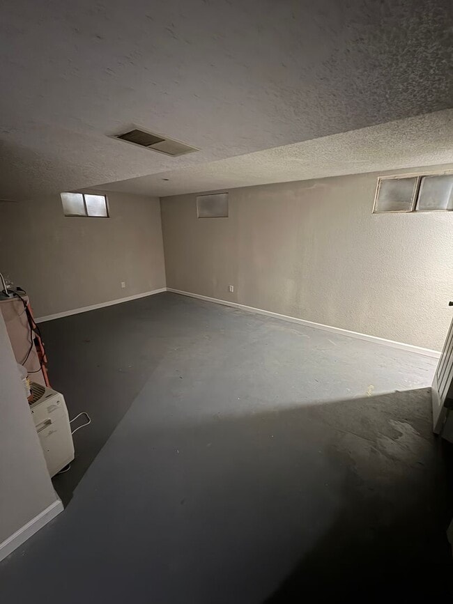 Building Photo - 3 Bed 1 Bath Updated Single Family home