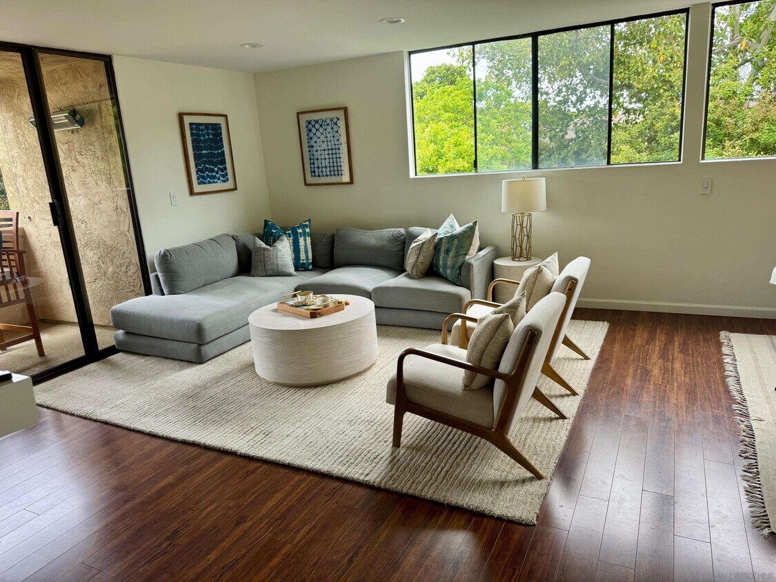 Foto principal - 2420 Torrey Pines Rd