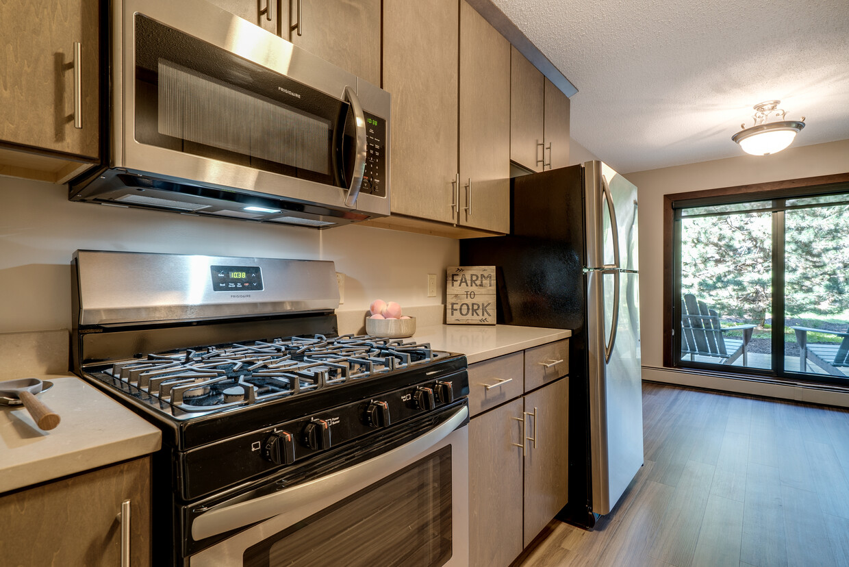 Cedars Kitchen - Cedars of Edina Apartments