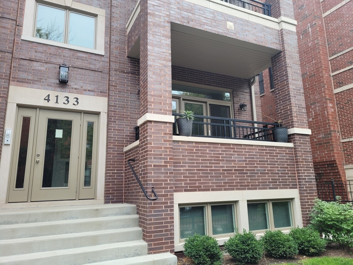 Primary Photo - 4133 N Kenmore Ave