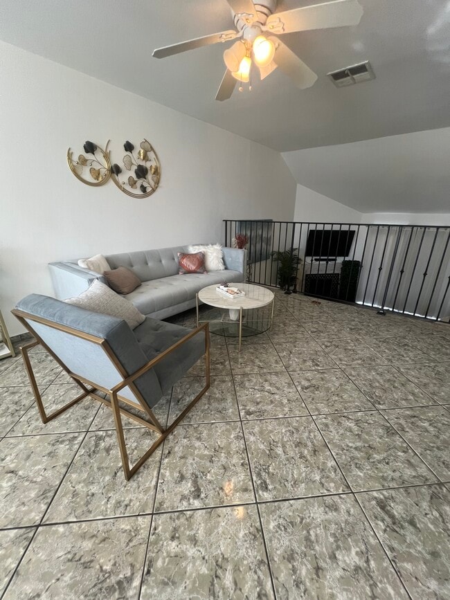 Foto del edificio - 9601 Sylmar Ave