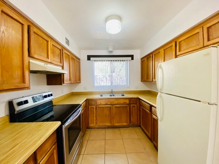 Primary Photo - Spacious Townhome Style Home with Large Ya...