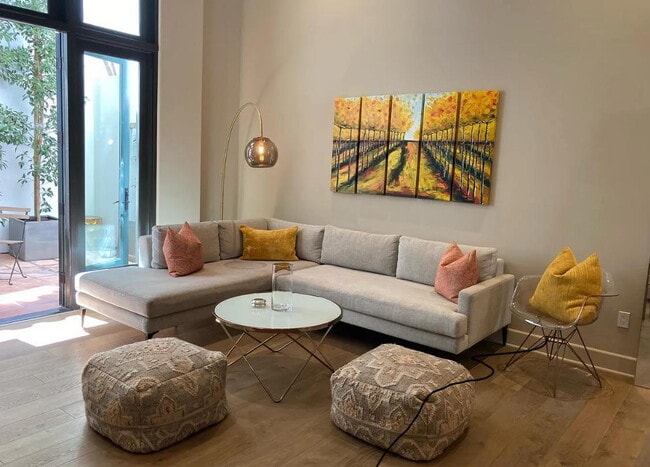 Foto del edificio - "Charming 1-Bed Retreat with Hardwood Eleg...