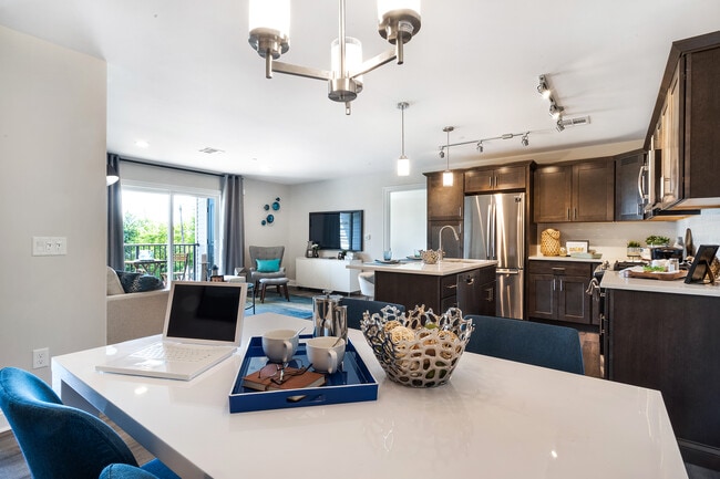 Área de comedor - Allure at Green Brook