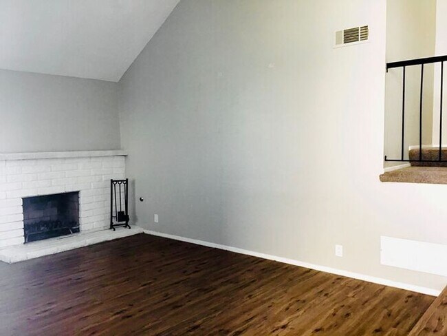 Building Photo - Spacious Camarillo 3 bedroom!