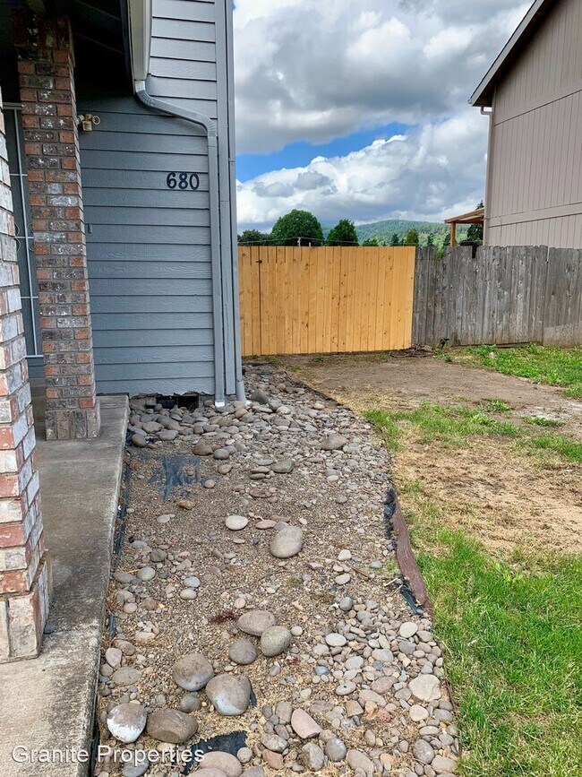 Foto del edificio - 680 N Cloverleaf Loop