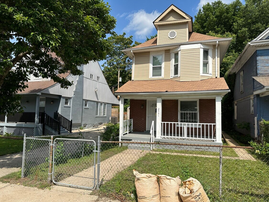 Primary Photo - 2541 Brooklyn Ave