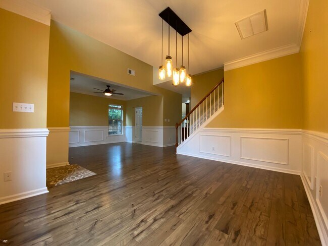 Building Photo - Townhome in a great location!