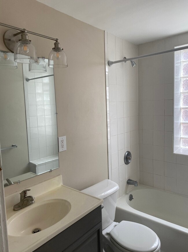 Full bathroom - 746 Kingsland Ave