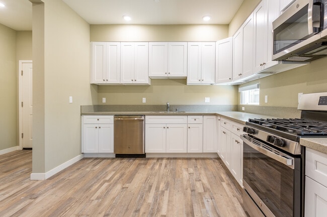 Building Photo - 1329 W 37th Pl