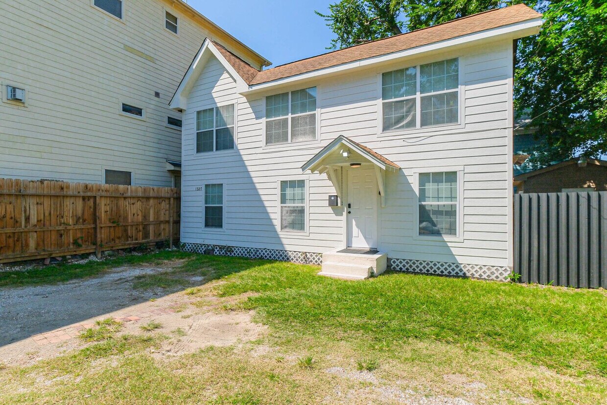 Foto principal - 1327 W 21st St