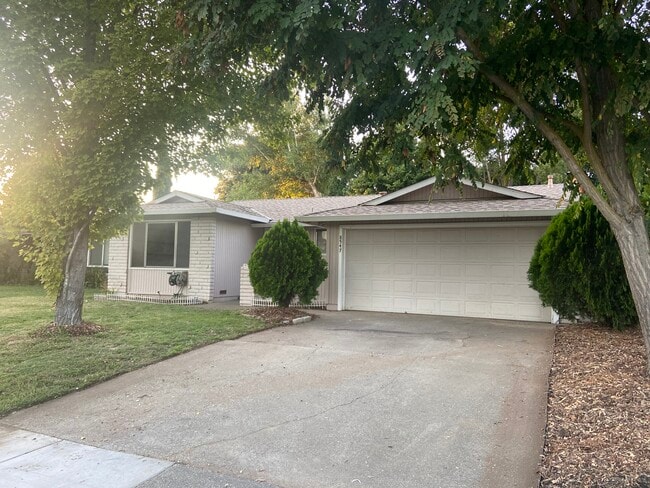 Building Photo - 8547 La Riviera Dr
