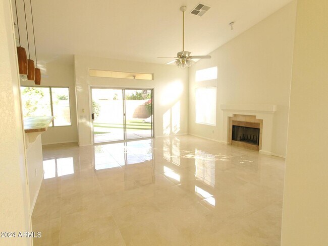 Building Photo - 1070 N Villas Ln
