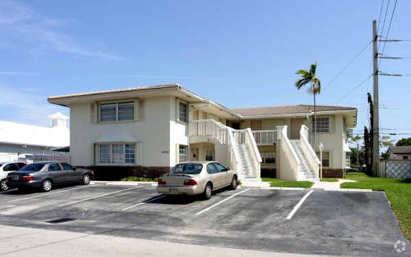 Building Photo - 4910 NE 18th Ter