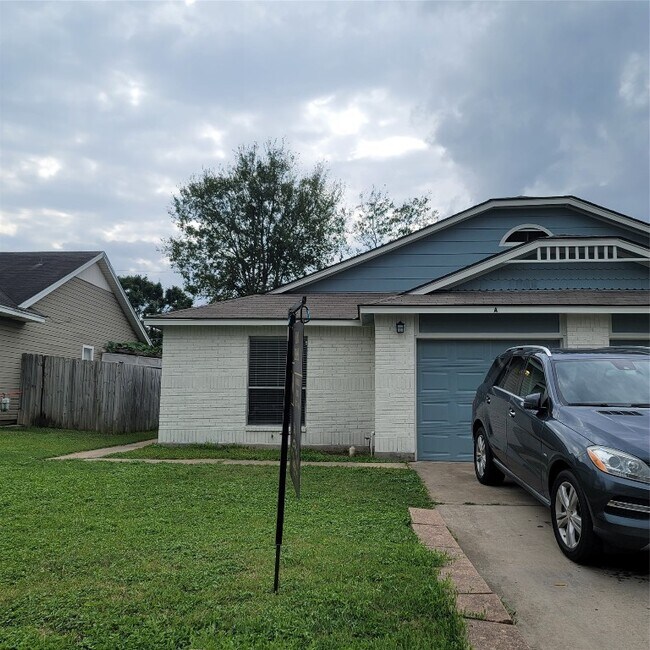 Building Photo - 1305 York Castle Dr