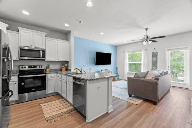 Building Photo - 7678 Shadow Lake Dr