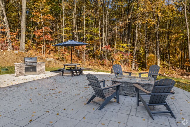 Patio exterior y cocina - Lakeside at Chesire