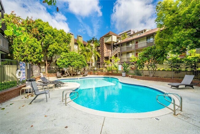 Piscina - 330 Cordova St