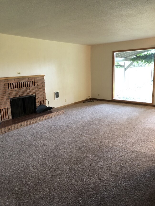 Building Photo - 800 NE 15th St