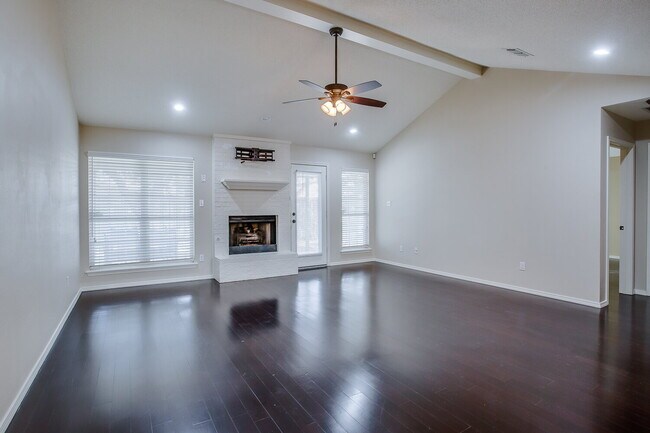 Building Photo - Gorgeous Home in Whisperwood!
